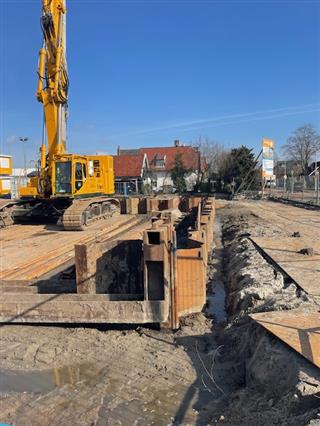 De bouw is gestart, de damwanden gezet