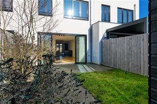 Zonnige achtertuin op het zuiden!